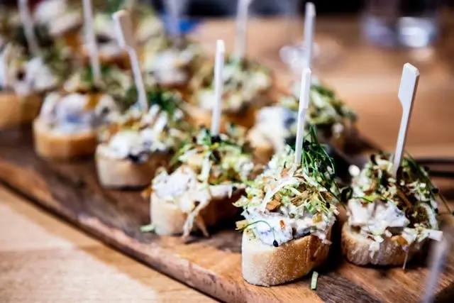 Catering voor een zomerborrel: hapjes, buffet of allebei?